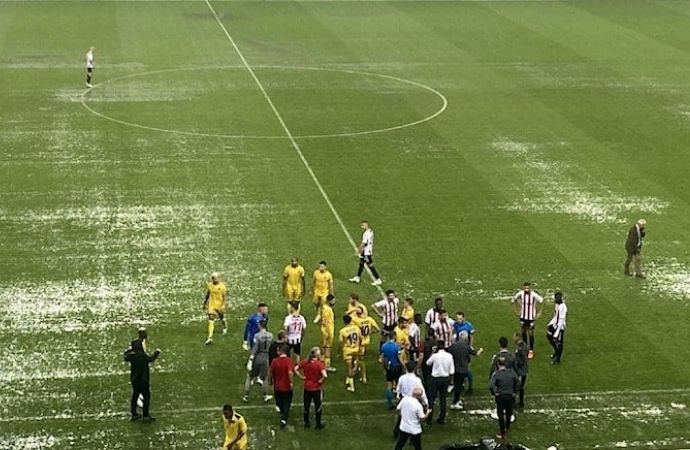 Süper Lig maçına yağmur engeli! Karşılaşma ertelendi