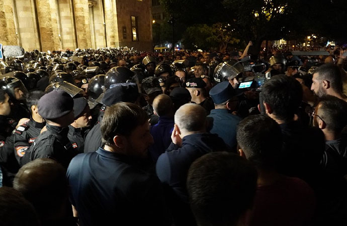 Azerbaycan operasyonu sonrası Ermenistan karıştı halk sokağa indi! Gözaltılar var