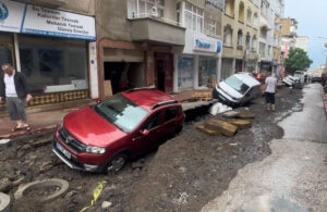 Troller sessiz! Samsun’da sel felaketi: Yol yarıldı arabalar içine düştü