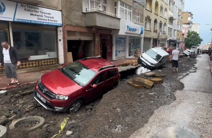 Troller sessiz! Samsun’da sel felaketi: Yol yarıldı arabalar içine düştü