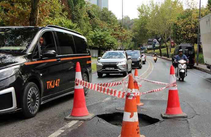 İstanbul’da yağış: Şişli’de sağanak yağış nedeniyle yol çöktü