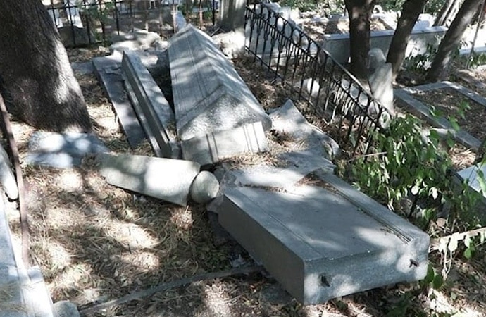Defineciler Ahmet Şuayip’in mezarını paramparça etti