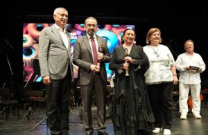 Altın Koza’da Onur Ödülleri Perran Kutman ve Cihan Ünal’a verildi