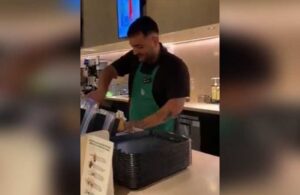 Starbucks mağazada video çeken çalışanı kovdu iddiası