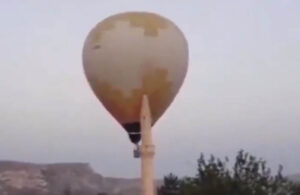 Havada korku dolu anlar! Sıcak hava balonu minareye çarptı
