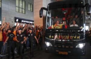 Galatasaray otobüsüne taşlı sopalı saldırı