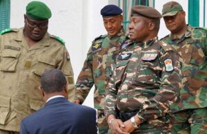 Fransa Nijer’den büyükelçisini ve tüm askerlerini çekiyor