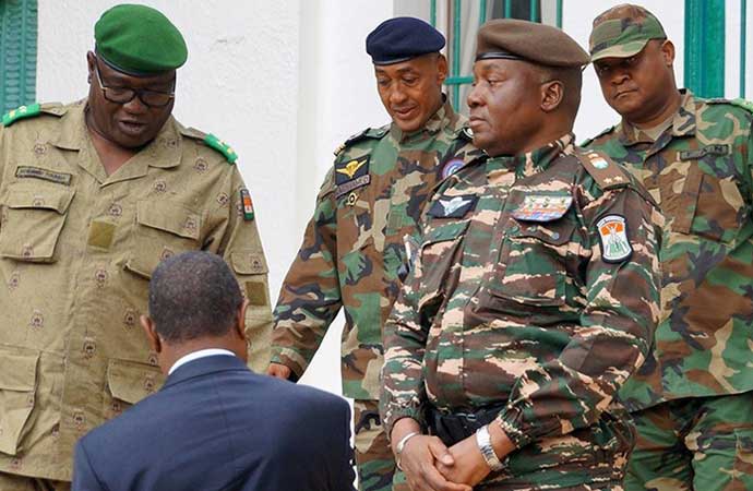 Fransa Nijer’den büyükelçisini ve tüm askerlerini çekiyor