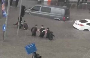 İstanbul’daki sel felaketinde tehlikeli anlar! Liseli gençler sele rağmen karşıdan karşıya geçmeye çalıştı