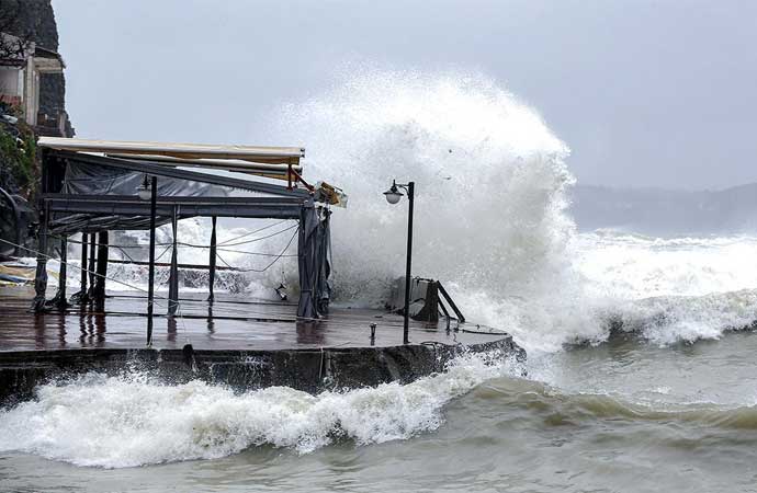 Deniz ulaşımına ‘fırtına’ engeli! Feribot seferleri iptal edildi