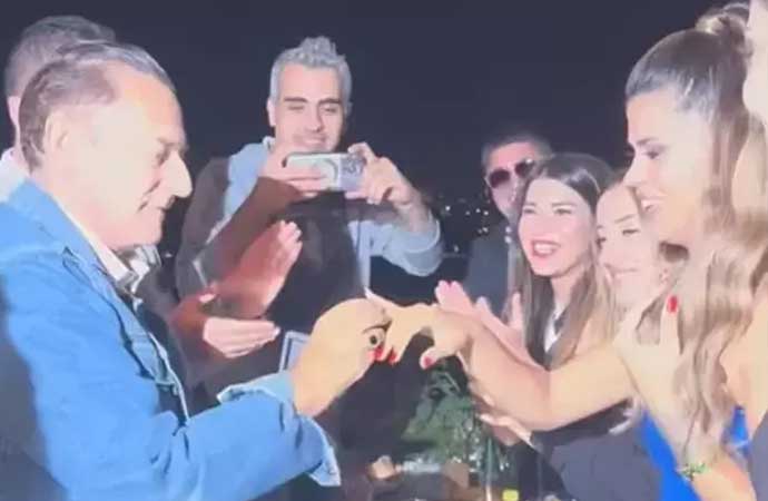 66 yaşındaki Mehmet Ali Erbil’den sevgilisine doğum gününde evlilik teklifi sürprizi