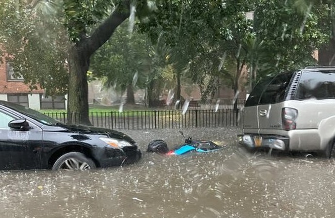 New York’ta şiddetli yağış OHAL getirdi!