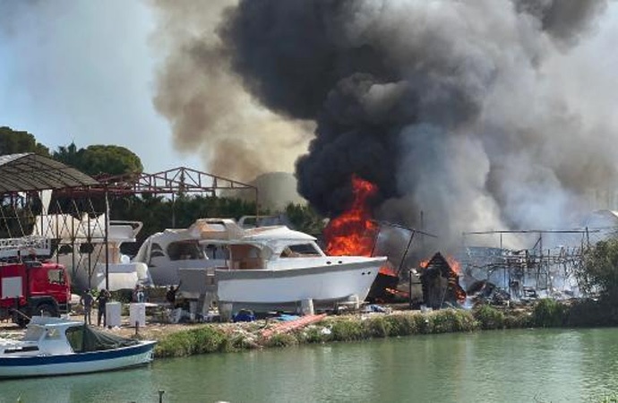 Antalya’daki yangın teknelere sıçradı