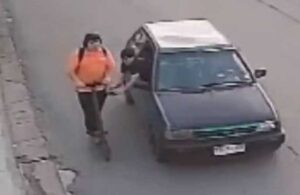‘Pes’ dedirten hırsızlık! Otomobilli hırsızlar seyir halindeki gencin altından skuterini çaldı