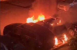 Kadıköy’de binanın otoparkındaki üç araç yandı