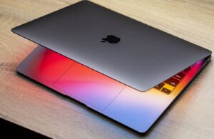 OLED ekranlı MacBook Pro’lar 2026’dan önce göremeyebiliriz
