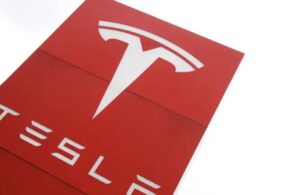 Tesla 43.990 dolara mal olan yeni araçını ABD pazarı için sundu