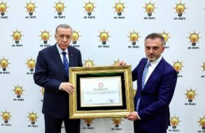 Yeniden AKP genel başkanı seçilen Erdoğan mazbatasını aldı
