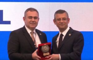 Özgür Özel’e Türk Eczacıları Birliği’nden ‘Onur Ödülü’