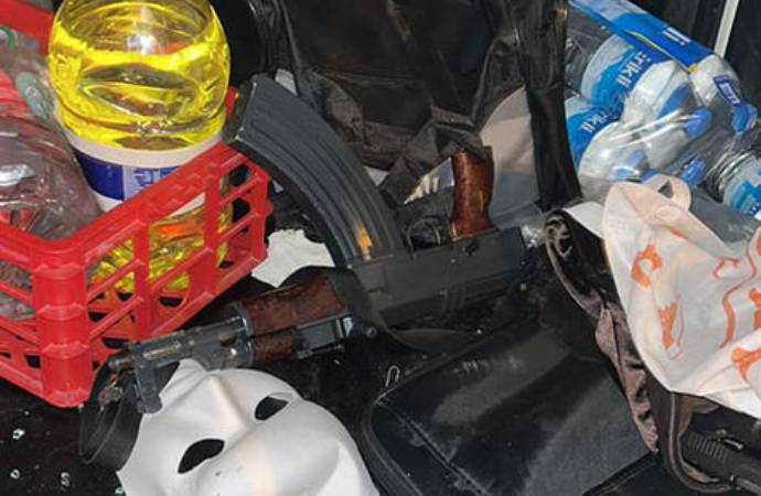 Maskeli şüpheliler kaza yapıp ateş ederek kaçtı! Aracın bagajından neler neler çıktı