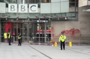 BBC binasının duvarı kan kırmızısına boyandı!
