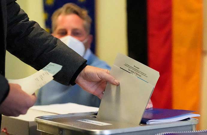 Almanya yerel seçimlerinde iktidar kan kaybederken aşırı sağ yükselişe geçti