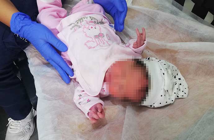 Vicdansız kadın 1 haftalık bebeğini su kanalında ölüme terk etti