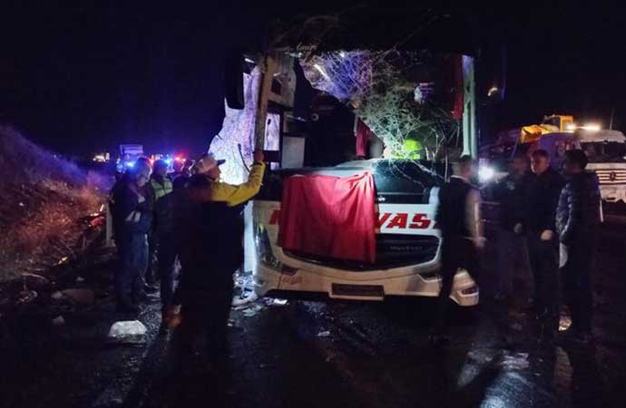 Kayseri’de yolcu otobüsü karşı şeride geçip devrildi! 38 yaralı