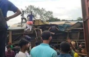 Bangladeş’te iki tren birbirine girdi: En az 13 ölü