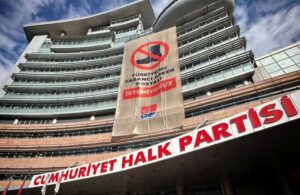 CHP’den pankartlı ‘tezkere’ tepkisi! Genel merkeze “Türkiye’de yabancı asker postalı istemiyoruz” yazısı asıldı
