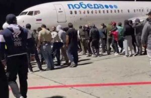 İsrail uçağı indi, ülke ayağa kalktı! Yolcuları linç etmek istediler… 60 kişi tutuklandı