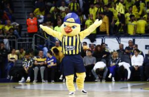 Fenerbahçe’nin maskotu Yellow zeybek oynadı