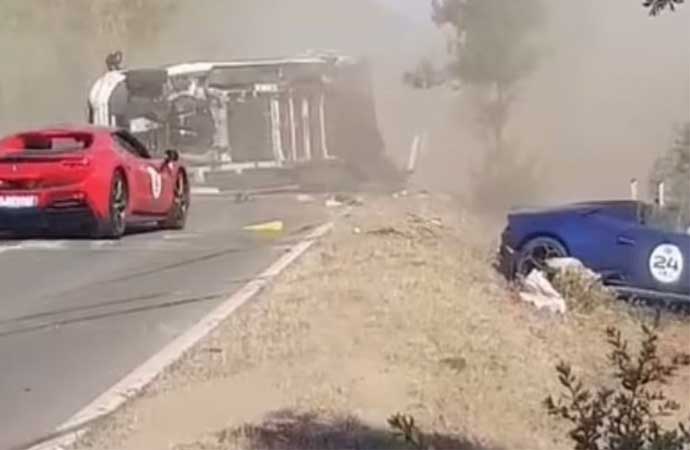 Ferrari, Lamborghini ve karavan kaza yaptı: İki kişi yanarak hayatını kaybetti!