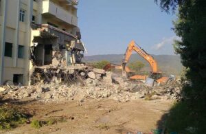 Depremde ağır hasar gören Erzin Devlet Hastanesi yıkılıyor