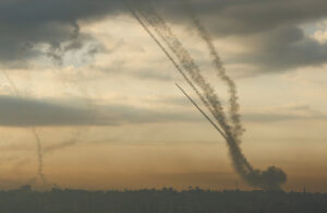 Lübnan topraklarından İsrail’e 30 roket atıldı! Sirenler çaldı, topçular karşılık verdi