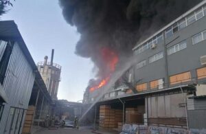 Silivri’de mobilya fabrikasında yangın