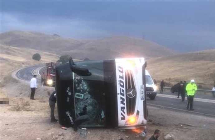 Sivas’ta yolcu otobüsü devrildi! 7 ölü 40 yaralı