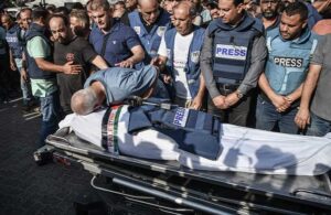 İsrail’in saldırısında hayatını kaybeden gazeteci mikrofonu ve çelik yeleğiyle uğurlandı
