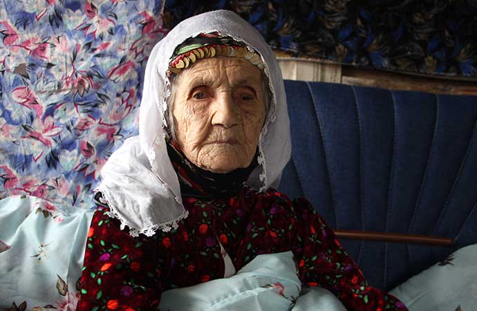 100 yaşında koronavirüsü yenen kadın 103 yaşında hayatını kaybetti