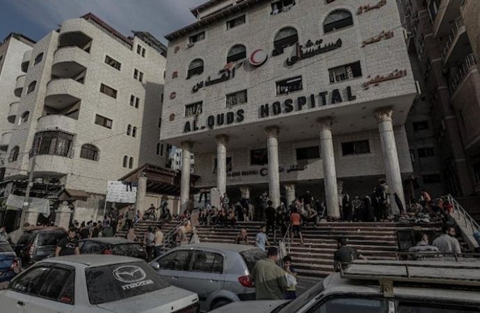 İsrail Gazze’deki hastanenin çevresini bombaladı!