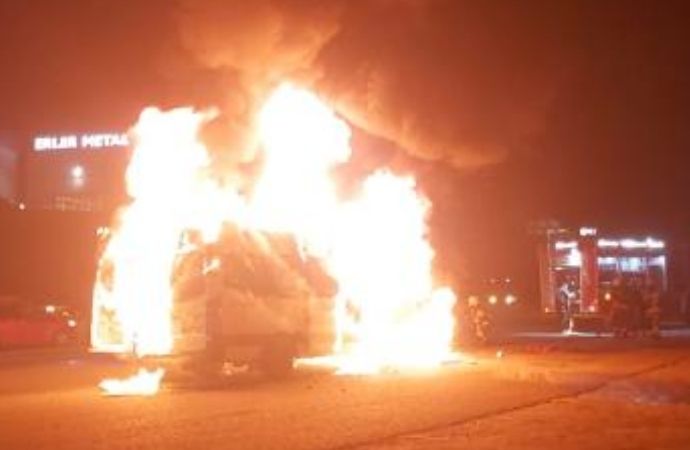 Kocaeli Dilovası’nda servis minibüsü alev alev yandı!