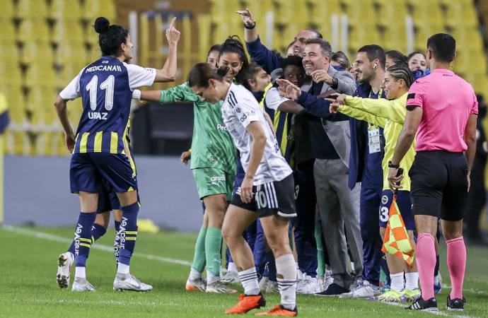 Beşiktaş Kadıköy'de Fenerbahçe'yi 10 kişiyle dağıttı! Dev derbide tam 6  gol