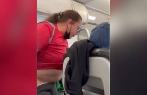 Uçağın içinde pantolonunu çıkarıp tuvaletini yaptı