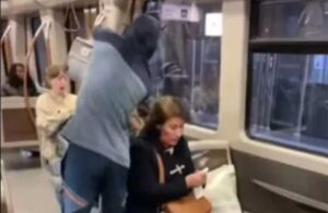 Belçikalı YouTuber dışkı dolu kovayı yolcunun üzerine boşalttı