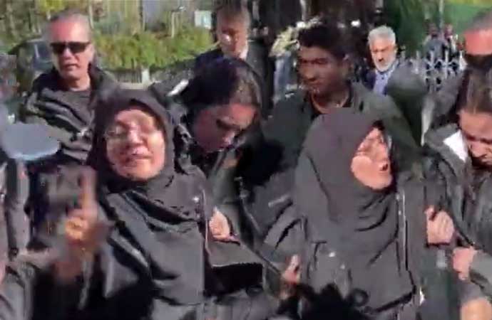 Blinken içerideyken Dışişleri Bakanlığı önünde tek başına eylem yapan kadın gözaltına alındı