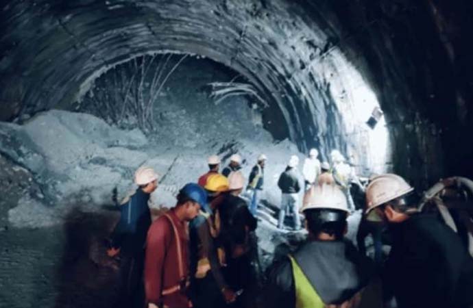 Hindistan’da tünel inşaatı çöktü: 40 işçi mahsur!