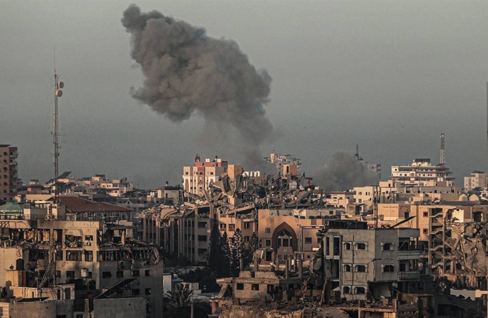 İsrail Savunma Bakanı: Gazze’ye hem güneyden hem de kuzeyden saldırıyoruz