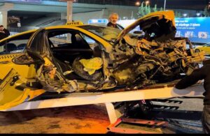 Kadıköy’de sürücüsünün kontrolü kaybettiği taksi paramparça oldu