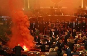 Arnavutluk’ta milletvekilleri meclise sis bombası attı