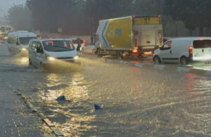 Sağanak vurdu Ataşehir’de yolları su bastı! Bir taksi mahsur kaldı